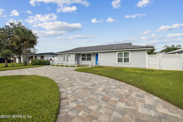 ranch-style home featuring a front lawn