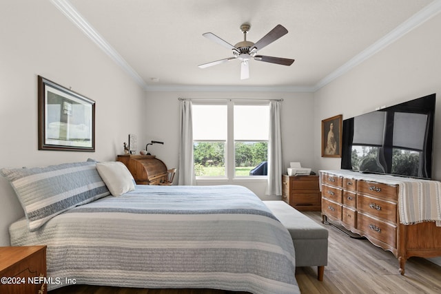 bedroom featuring ornamental molding, light hardwood / wood-style floors, and ceiling fan