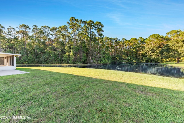 view of yard featuring a water view