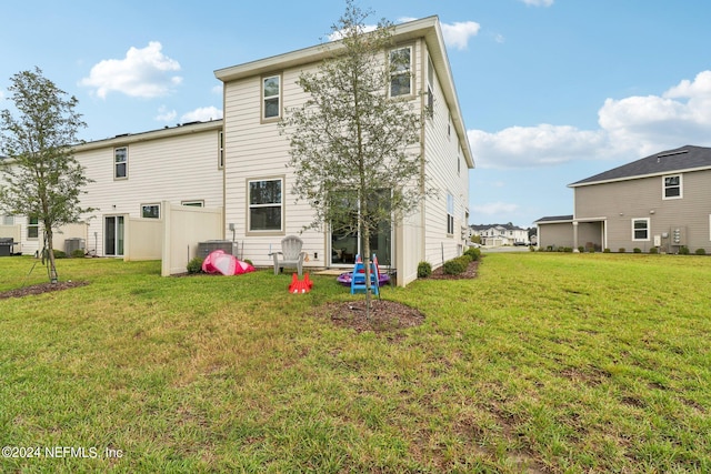 back of house featuring a lawn