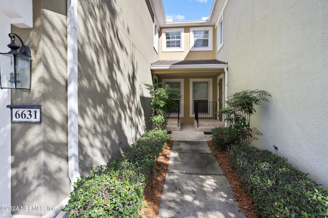 doorway to property with covered porch