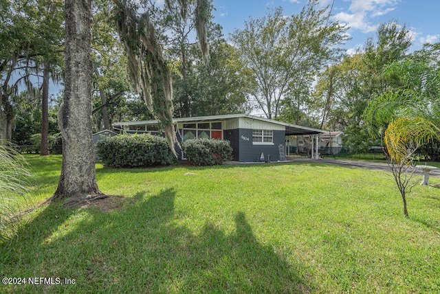 view of yard featuring a carport