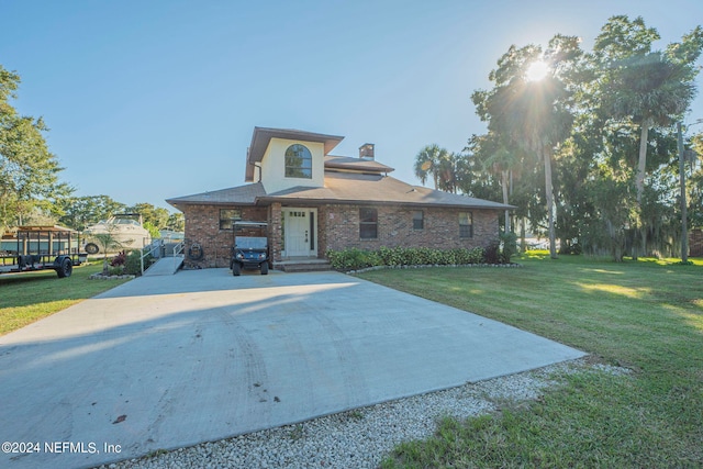 view of front of property featuring a front yard