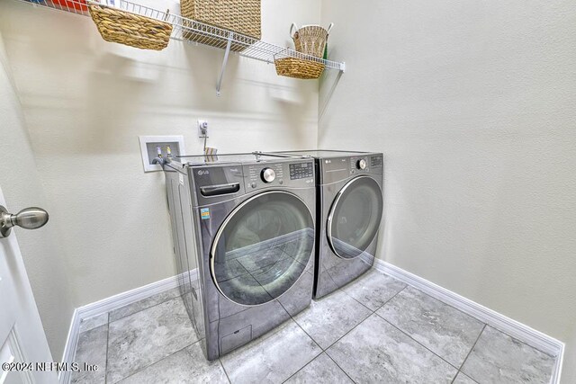 laundry room featuring light tile patterned flooring and independent washer and dryer