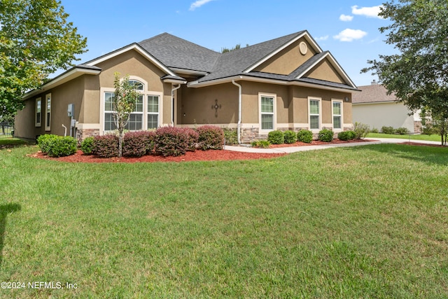 view of front of property featuring a front lawn