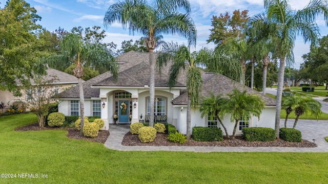 view of front of property featuring a front lawn