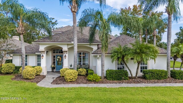 view of front of property featuring a front yard