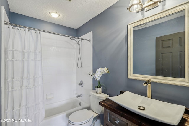 full bathroom featuring shower / tub combo with curtain, vanity, toilet, and a textured ceiling