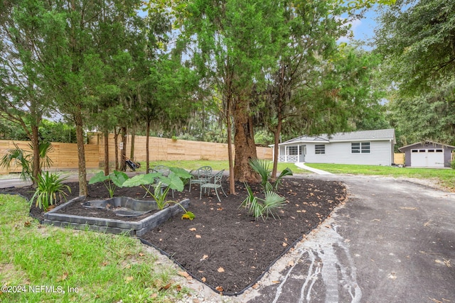 view of yard featuring an outdoor structure and a garage