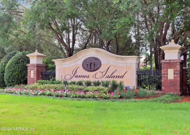 community / neighborhood sign featuring a yard