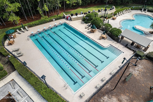 view of swimming pool with a jacuzzi and a patio area