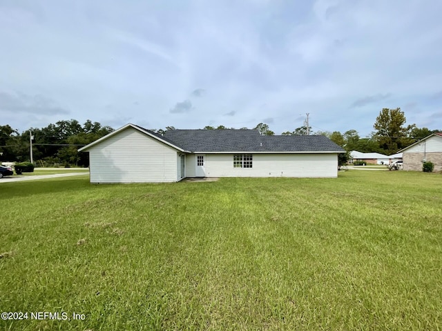 view of front facade with a front yard