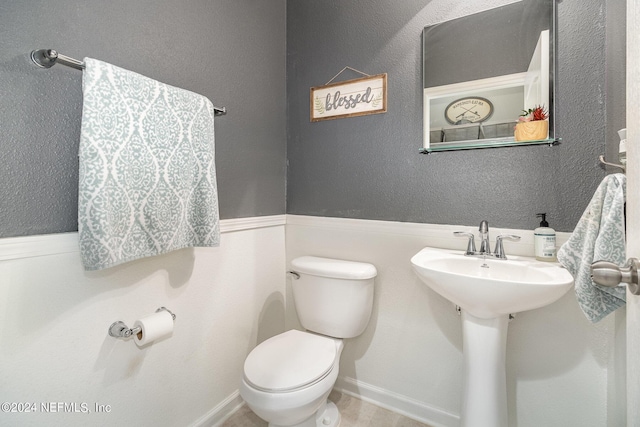 635 Briar View Dr, Orange Park, FL 32065 - half bathroom featuring toilet, a sink, and a textured wall