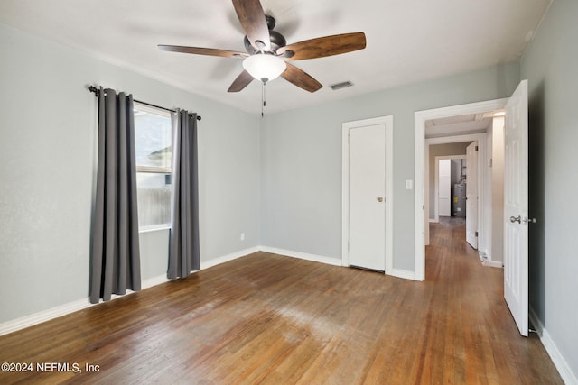 unfurnished room featuring ceiling fan and hardwood / wood-style floors