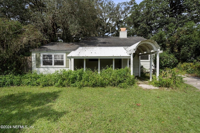 view of front facade featuring a front lawn