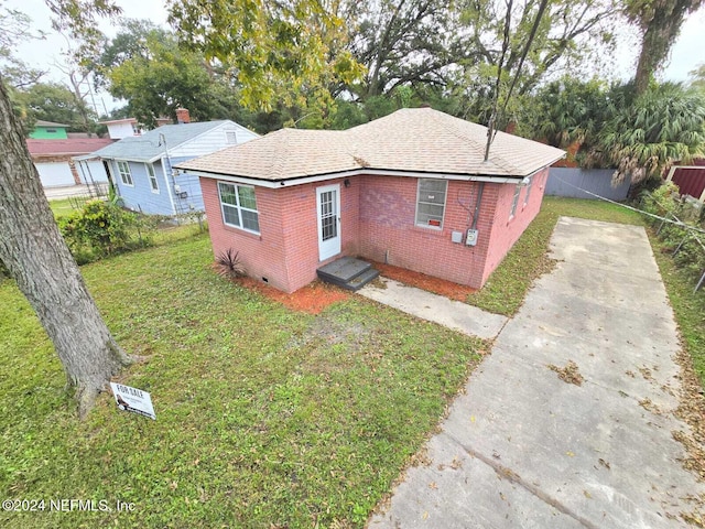 view of front of home featuring a front lawn