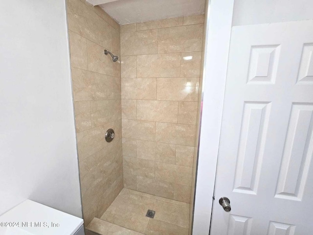 bathroom featuring a tile shower