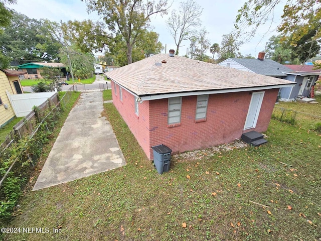 view of side of property featuring a lawn