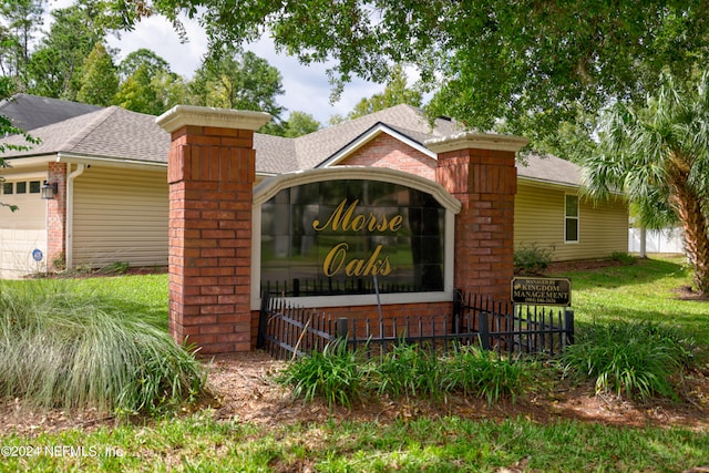 community sign with a yard