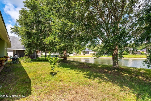 view of yard featuring a water view