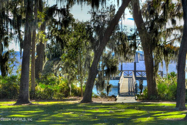 view of yard featuring a water view