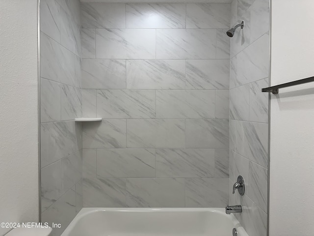 bathroom with tiled shower / bath