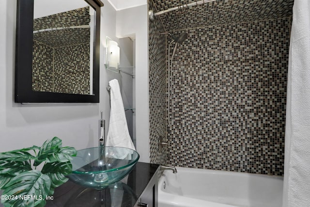 bathroom featuring tiled shower / bath combo