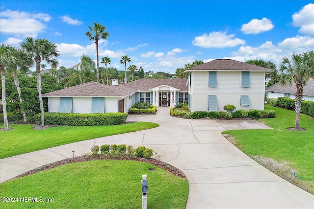 view of front of home featuring a front yard