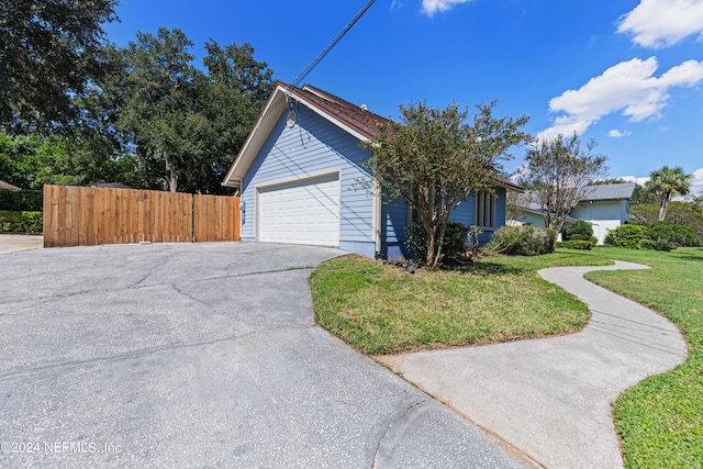 view of front of home featuring a front lawn