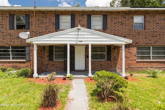 view of front of home featuring a front lawn and covered porch