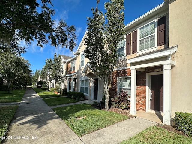 multi unit property featuring a front yard