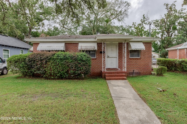 view of front of home featuring a front lawn