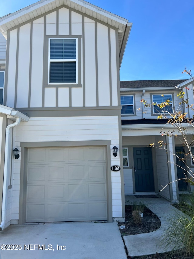 view of front facade featuring a garage