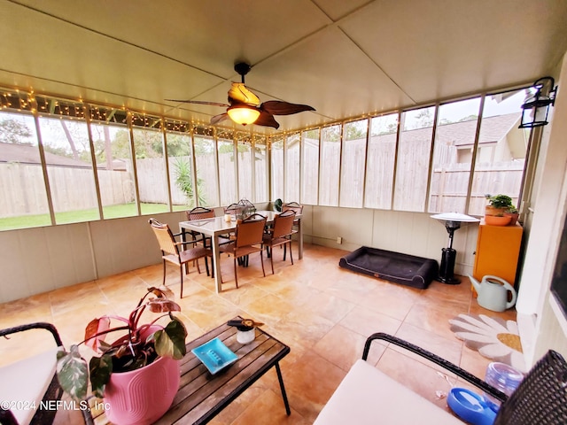 sunroom with ceiling fan