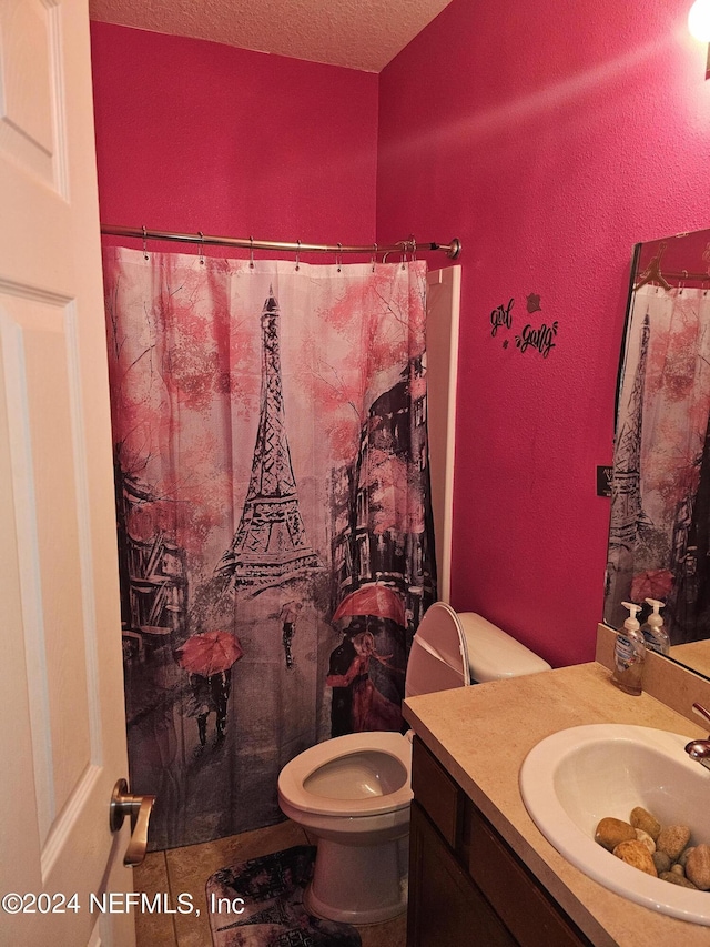 1075 Wetland Ridge Cir, Middleburg, FL 32068 - full bathroom with toilet, vanity, curtained shower, and a textured ceiling