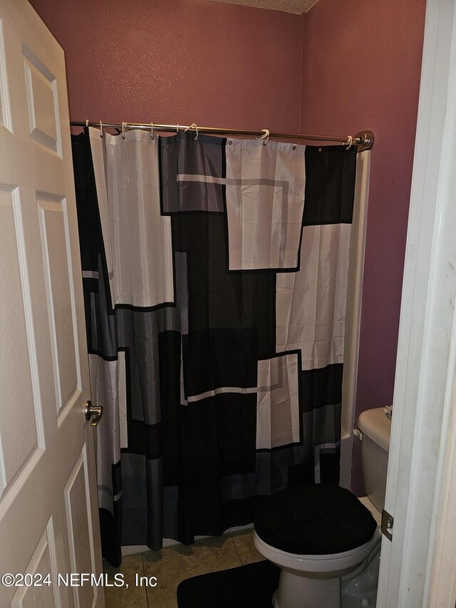 1075 Wetland Ridge Cir, Middleburg, FL 32068 - full bathroom with a textured wall, toilet, and a shower with curtain