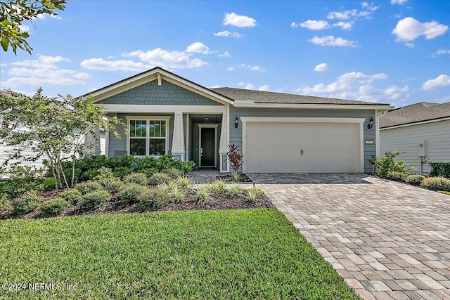 view of front of house featuring a garage and a front yard