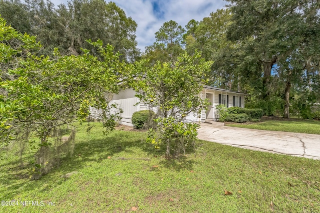 view of front of property featuring a front lawn