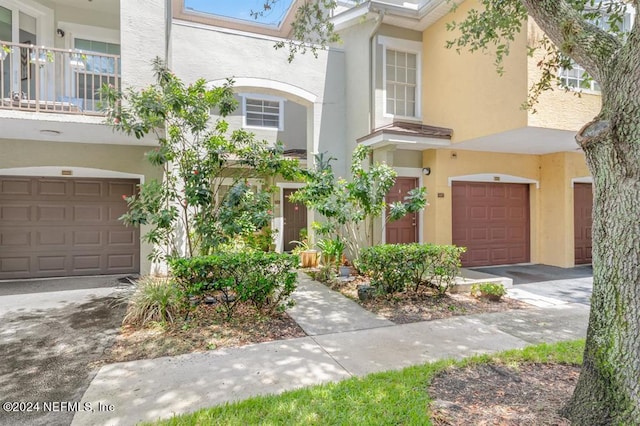 view of front of property featuring a garage and stucco siding