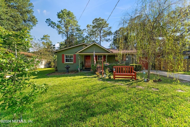 view of front of home featuring a front yard