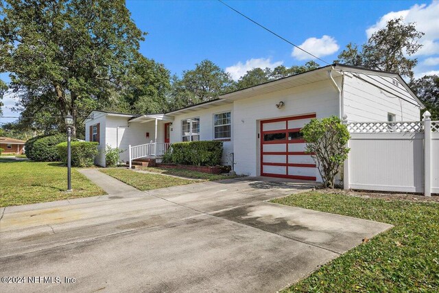 view of front of home featuring a front lawn and a garage