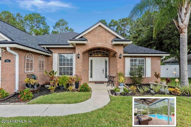 view of front of property featuring a front lawn