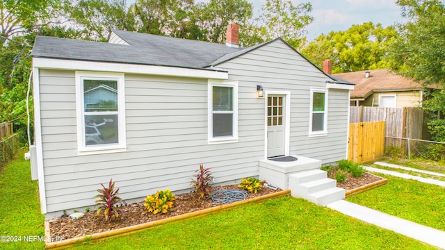 view of front of property featuring a front yard