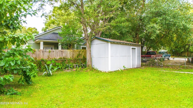 view of yard with a shed