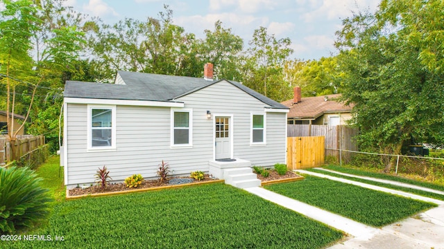 view of front of home featuring a front yard