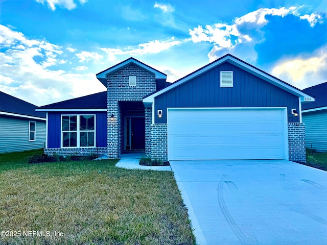 view of front facade with a garage and a front yard