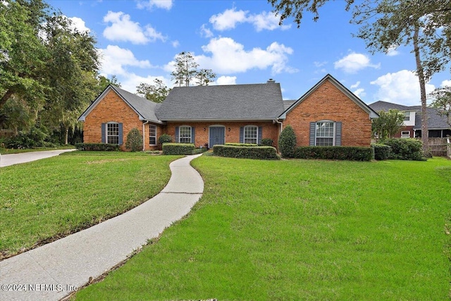 view of front facade featuring a front lawn