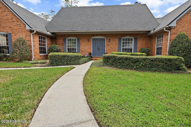 view of front of house featuring a front lawn