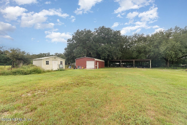 view of yard featuring an outbuilding