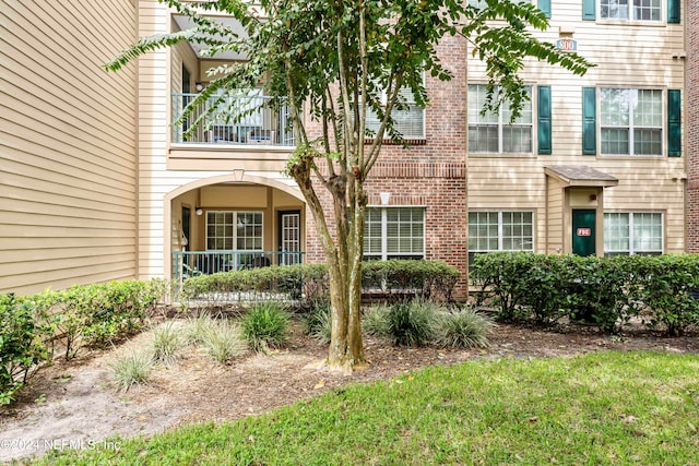 view of front of home featuring a balcony